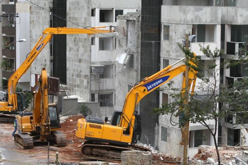 Começa a demolição de prédio no bairro Buritis